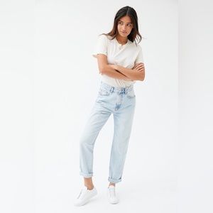 Urban Outfitters BDG Petite High-Waisted Mom Jean Bleached Light Wash